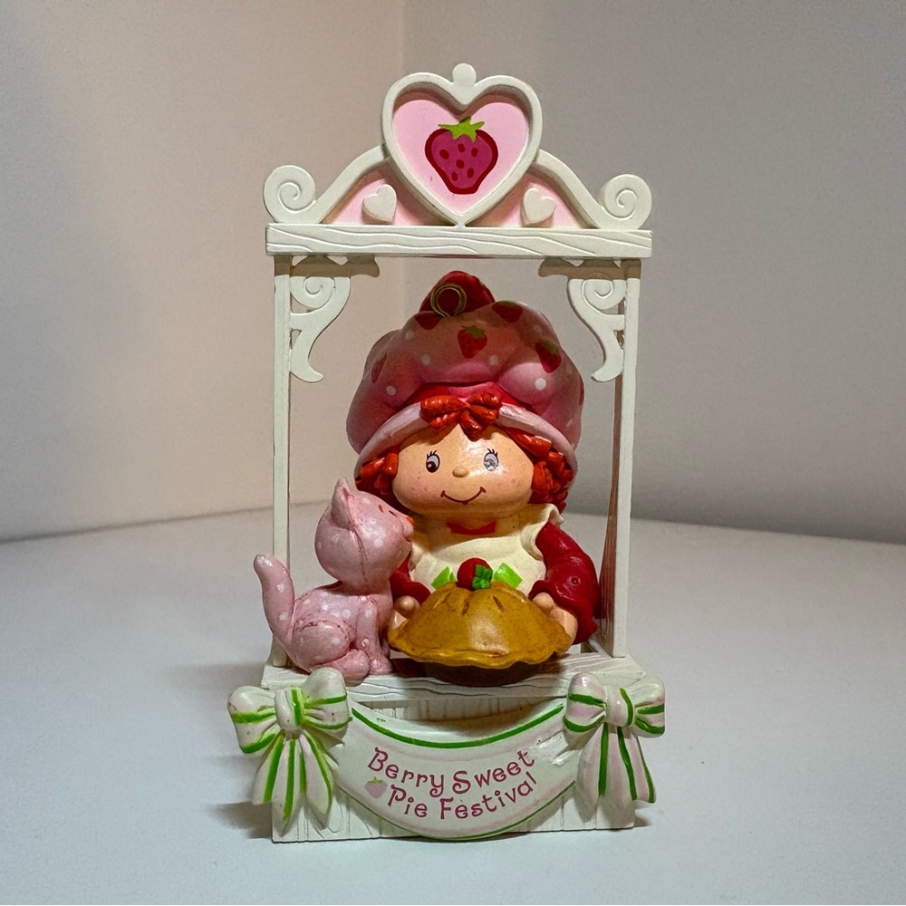 Strawberry Shortcake Easy As Pie Holiday Christmas Ornament Carlton Cards 2005